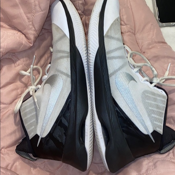 Nike Air Versatile Basketball Shoes - Picture 2 of 2